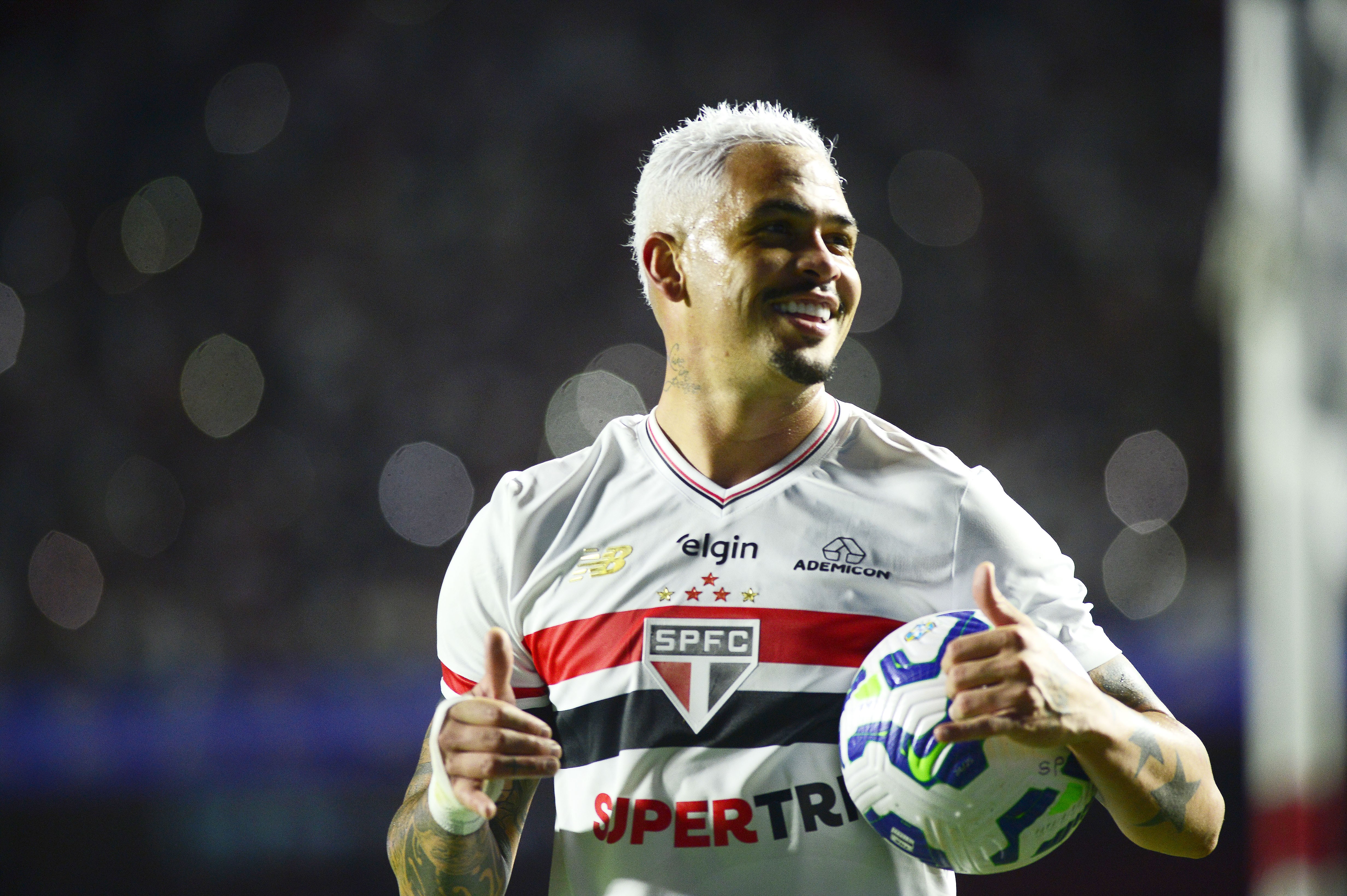 Luciano brilha no clássico e se destaca como líder no São Paulo