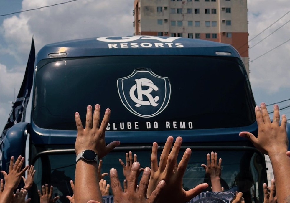 Ônibus do Remo parte para jogo decisivo com apoio da torcida.