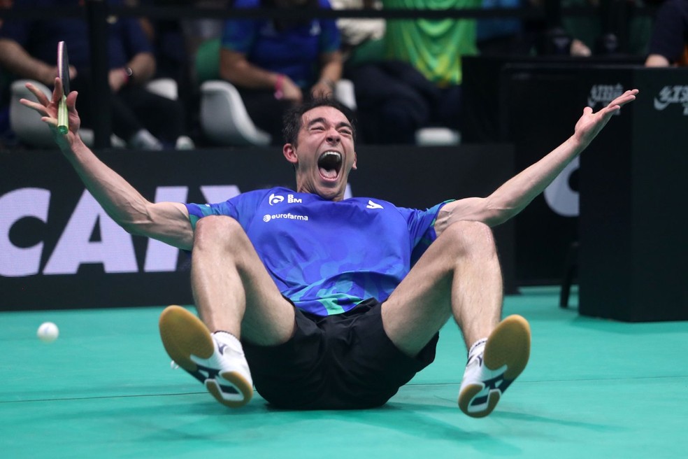 Hugo Calderano se joga no chão para celebrar o título do WTT de São José dos Campos — Foto: Gaspar Nóbrega/CBTM