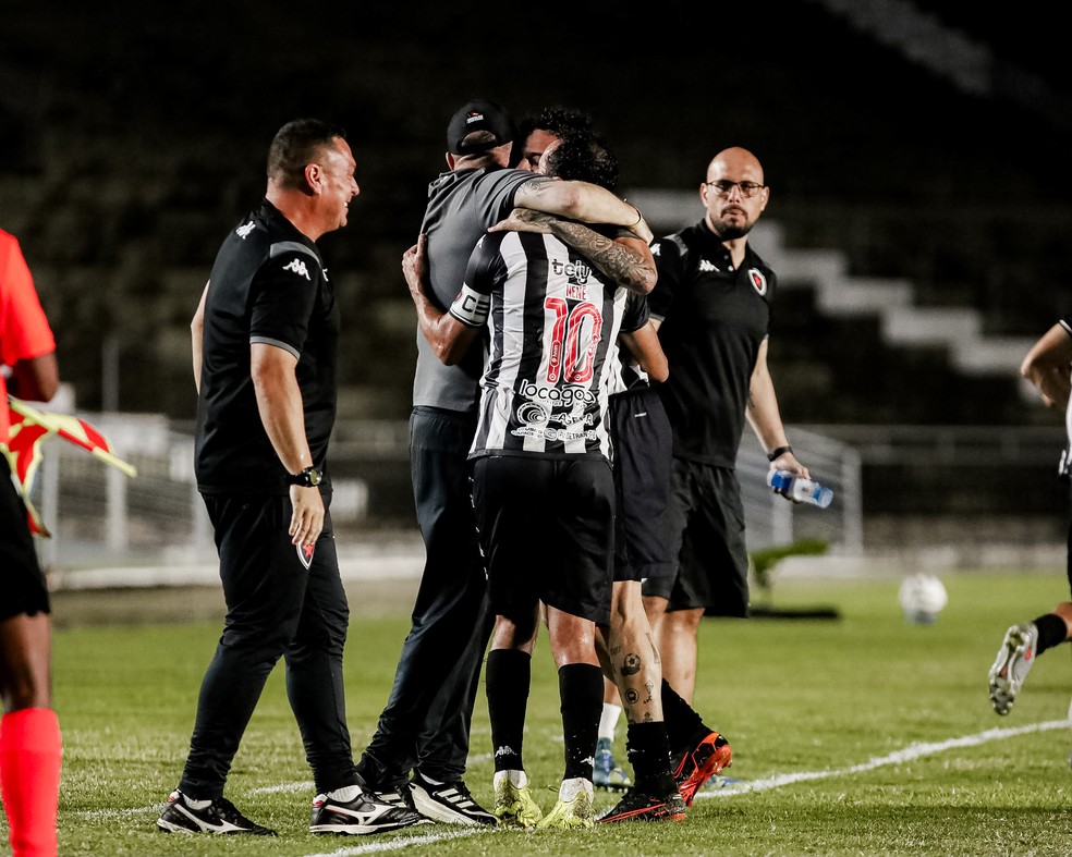 Treinador Marcelo Fernandes comemora com jogadores do Botafogo-PB