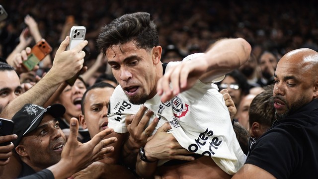 Gabriel Paulista comemora com torcedores do Corinthians após classificação na Libertadores