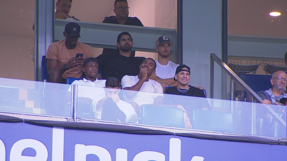 Diego Costa acompanha jogo do Grêmio com companheiros na Arena — Foto: Reprodução/RBS TV