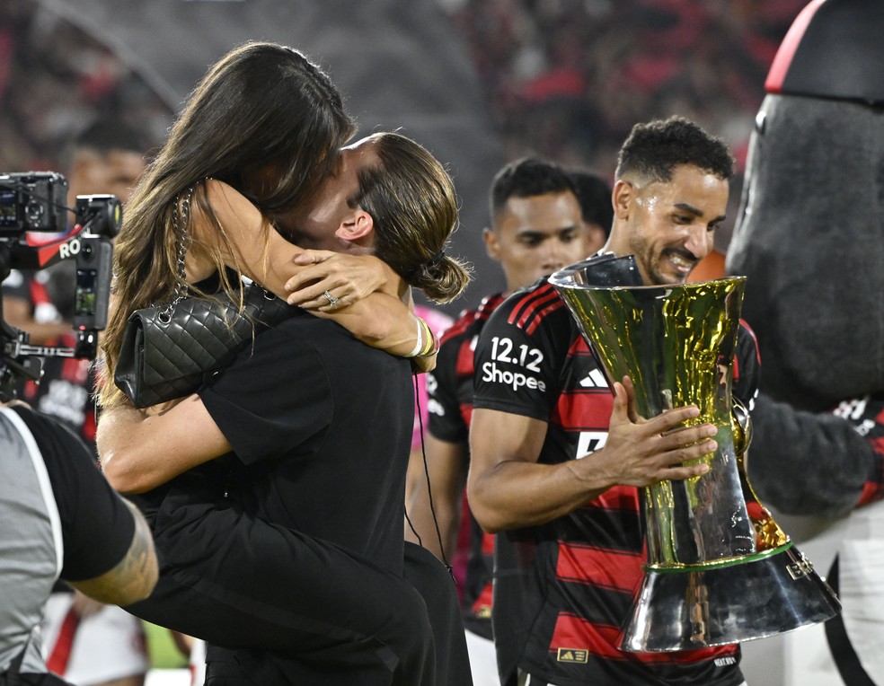 Filipe Luís comemorando o título do Flamengo — Foto: André Durão