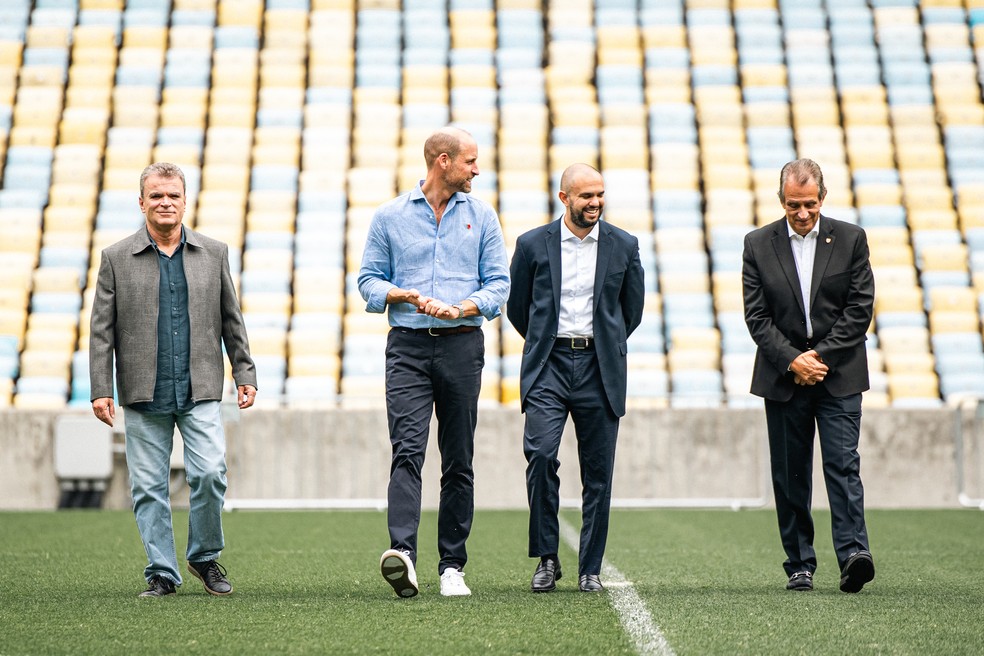 Príncipe William visita o Maracanã ao lado de representantes de clubes e comitiva ambiental.