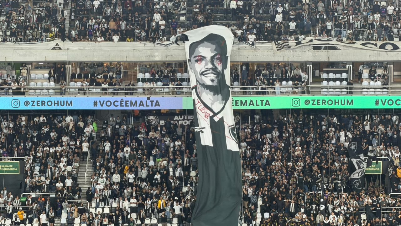 No reencontro com o Botafogo, Marlon Freitas é xingado de "judas" e tem bandeirão rasgado