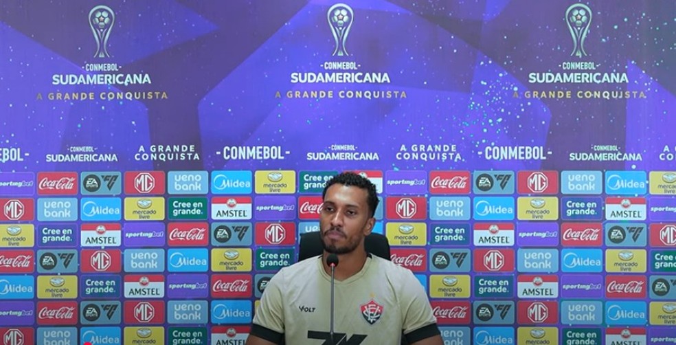 Lucas Braga em entrevista coletiva no Vitória — Foto: Reprodução/TV Vitória