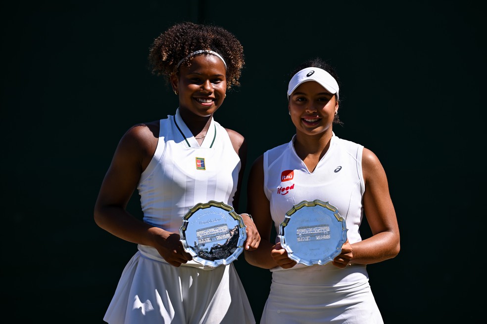 Victoria Barros e Nauhany Vitoria são vice em Wimbledon — Foto: Daniel Kopatsch/Getty Images
