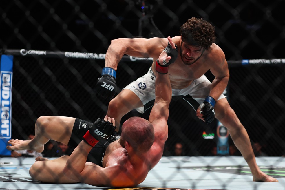 Philipe Lins conecta golpes em Ion Cutelaba no UFC 299  Foto: Megan Briggs/Getty Images