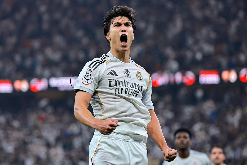 Gonzalo García comemora gol marcado pelo Real Madrid, contra o Barcelona, na decisão da Supercopa da Espanha — Foto: Reuters