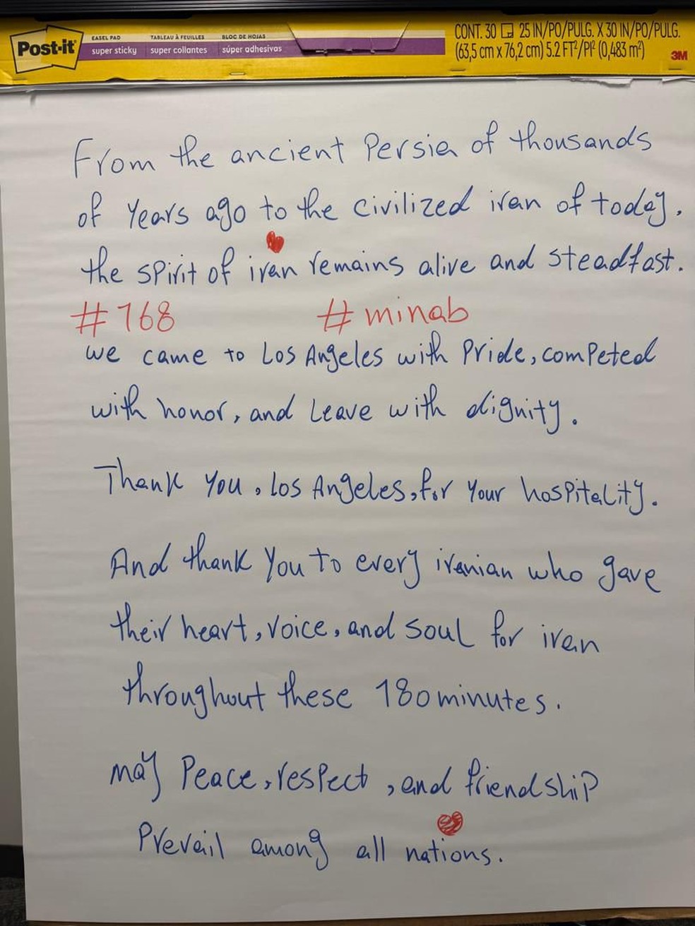 Mensagem deixada pela seleção do Irã no vestiário do estádio em Los Angeles — Foto: Divulgação