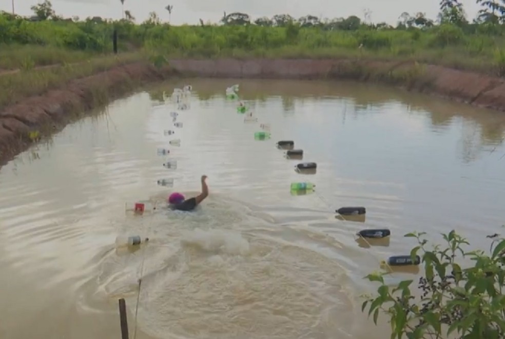 Iandra Reis treina duas vezes por semana em açude no terreno de casa, na zona rural de Rio Branco — Foto: Reprodução/Rede Amazônica Acre