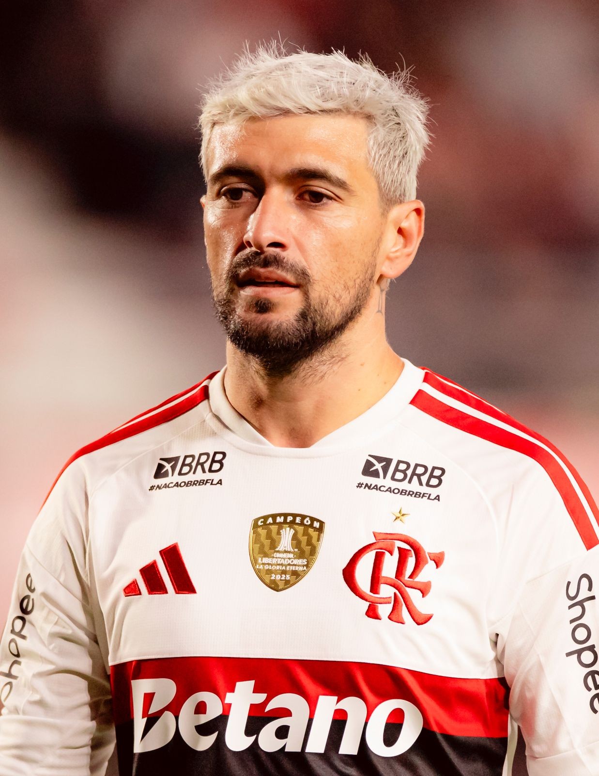 Arrascaeta apresenta lesão no ombro e gera preocupações no Flamengo