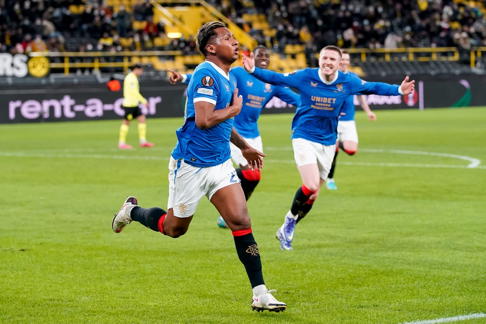 Alfredo Morelos comemora um dos gols que marcou pelos Rangers, contra o Borussia Dortmund — Foto: Alex Gottschalk/Getty Images