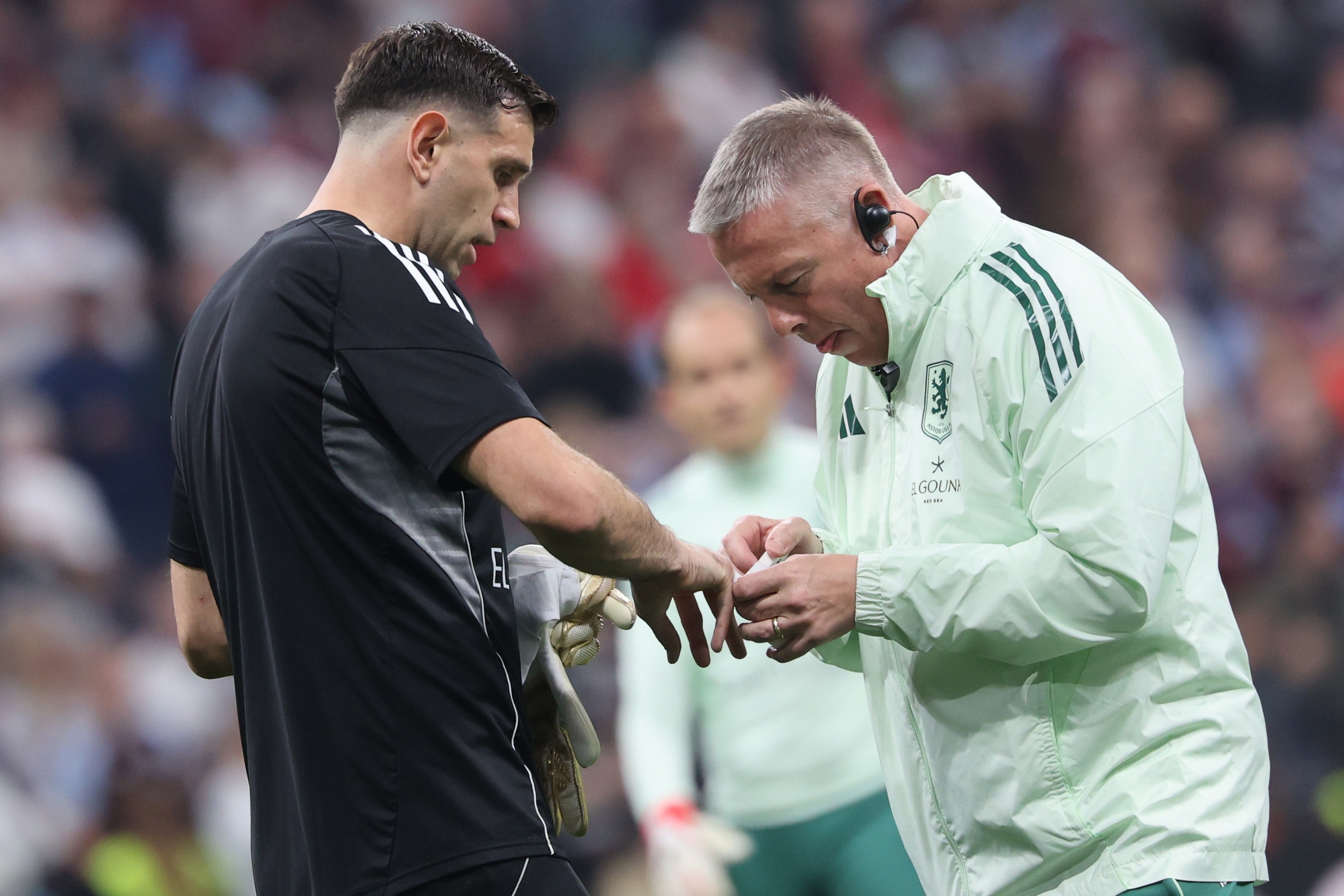 Dibu Martínez afirma ter jogado final da Liga Europa com o dedo quebrado