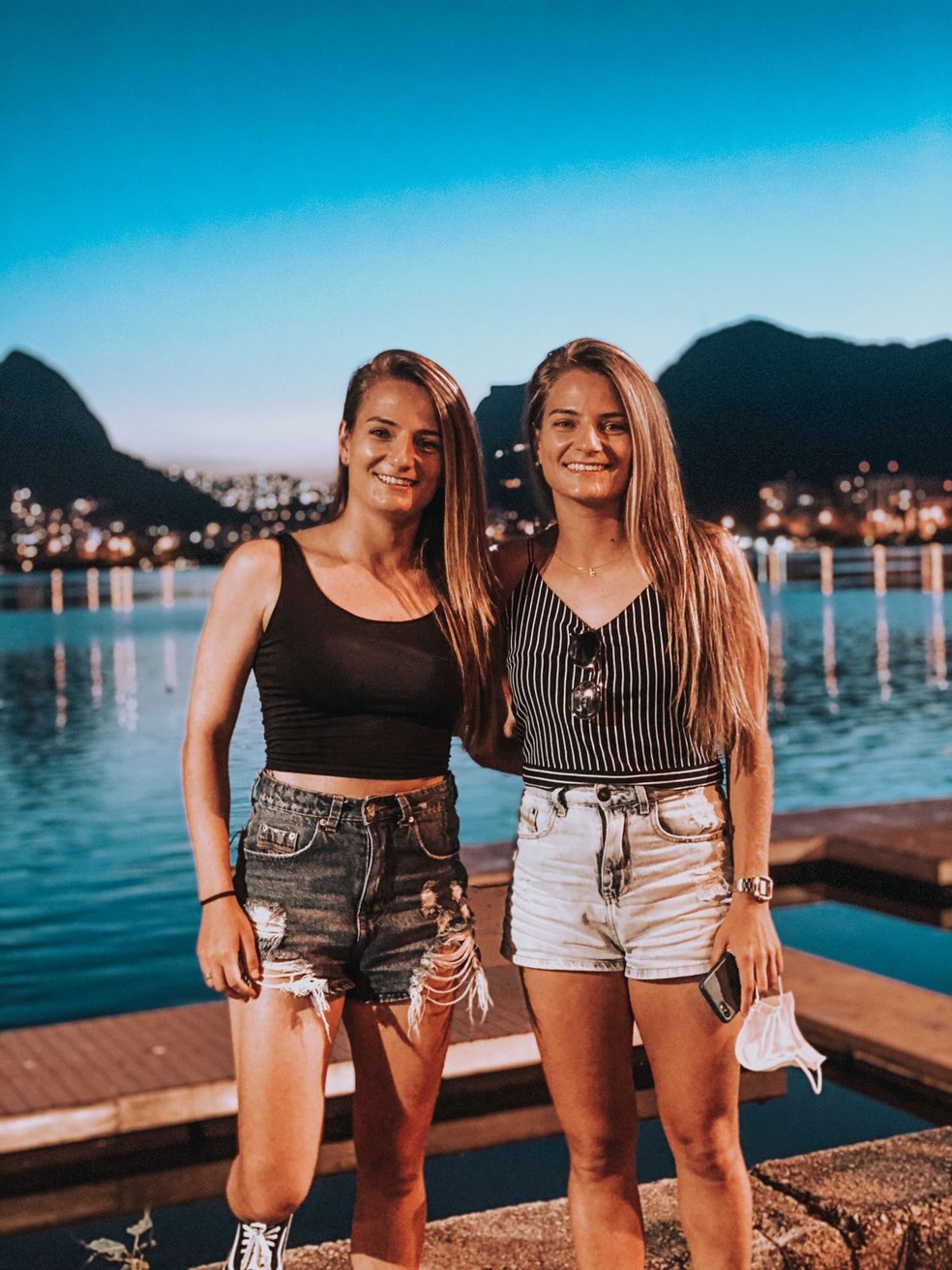 Chaiane e sua irmã gêmea Natane; Chai está à direita da imagem — Foto: Arquivo pessoal da atleta