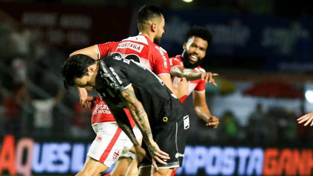 Anderson Leite comemora gol do CRB contra o Ceará
