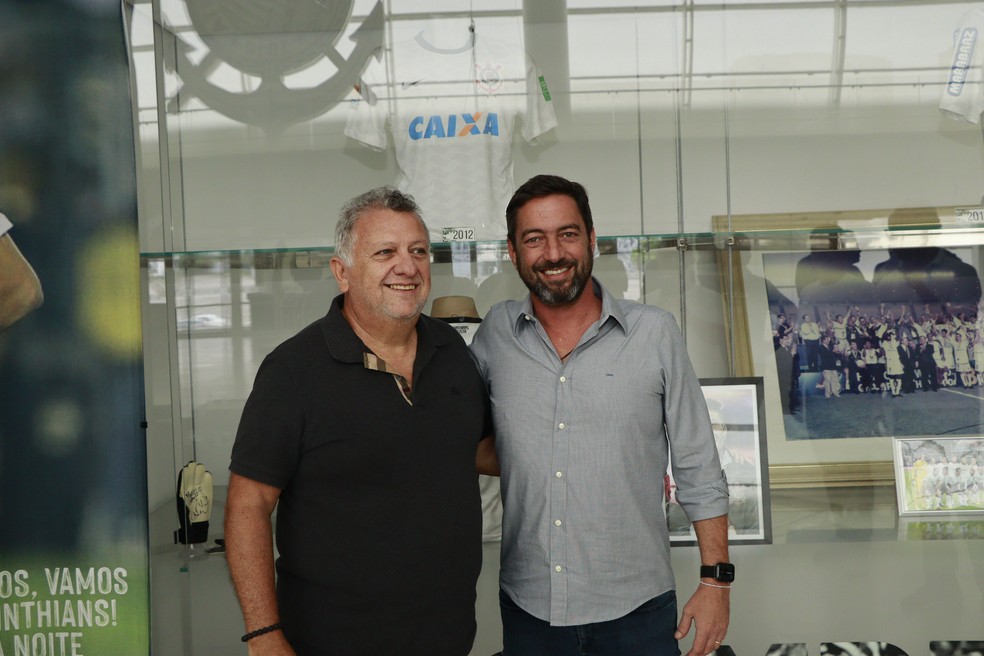 Duilio Monteiro Alves recebe Carlos Vieira, presidente da Caixa, na Arena do Corinthians — Foto: Rubens Machado