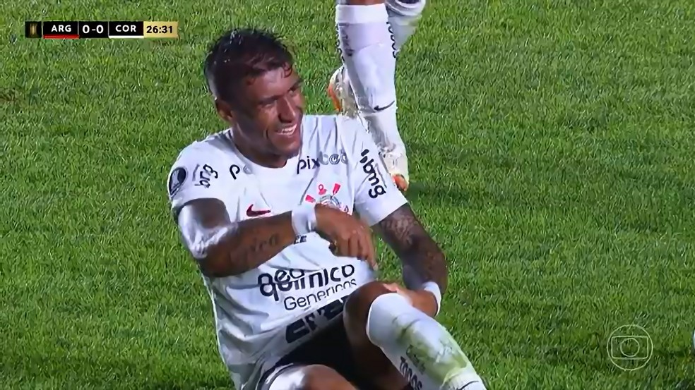 Lesão de Paulinho contra o Argentinos Juniors em maio afastou o atleta do restante da temporada — Foto: Reprodução