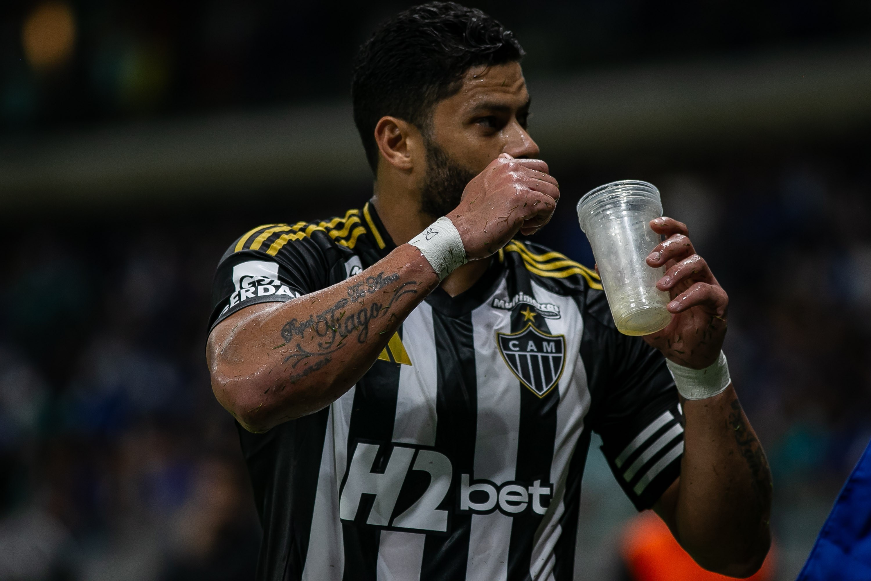 Hulk, do Atlético-MG, brinca após torcida do Cruzeiro arremessar 
