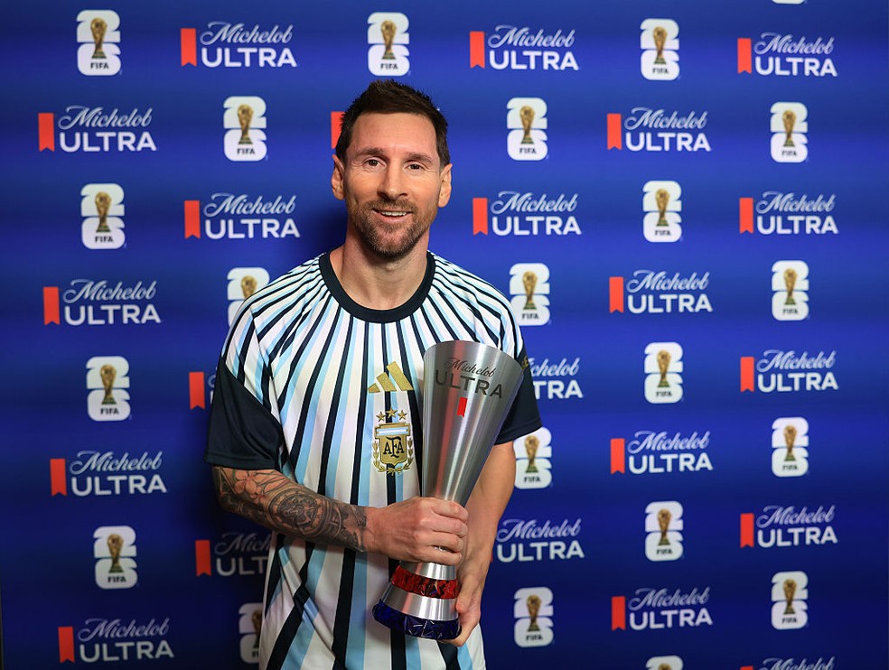 Messi recebe prêmio de melhor em campo com a marca do patrocinador da Fifa — Foto: Maja Hitij - FIFA/FIFA via Getty Images