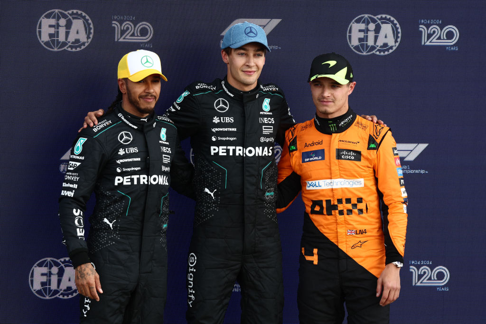 Top 3 do grid de largada do GP da Inglaterra de F1 em 2024, com George Russell na pole position — Foto: Jakub Porzycki/NurPhoto via Getty Images