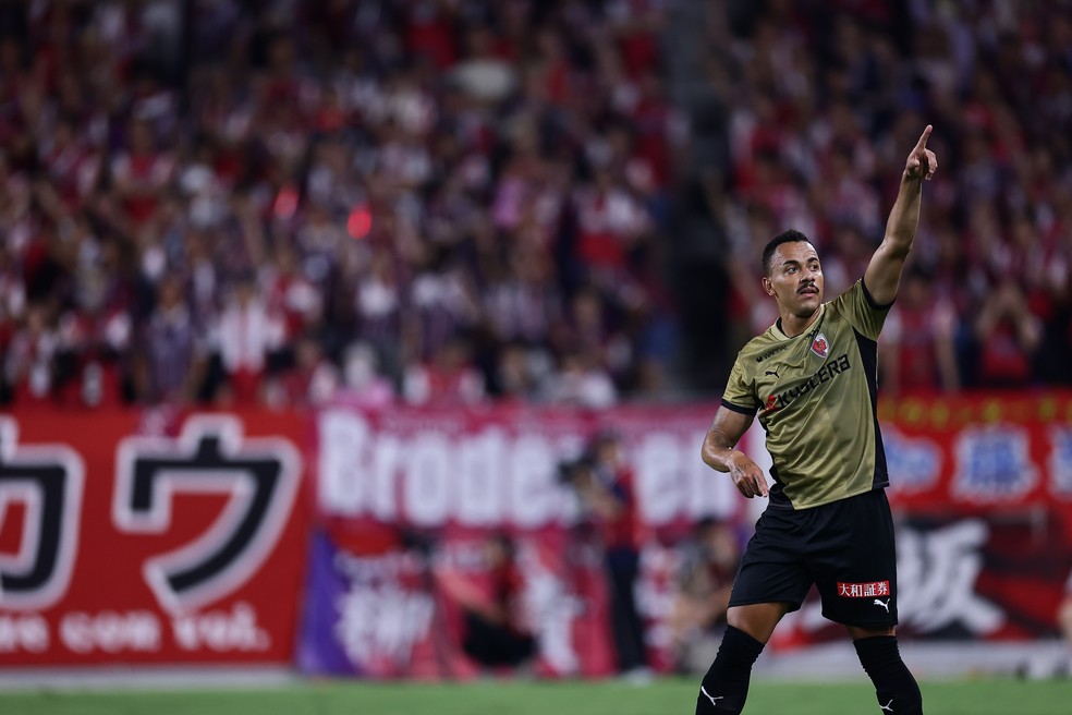 Papagaio, Rafael Elias voa no topo do Japão e se impressiona: "Sai de meia na rua, e ela volta limpa"
