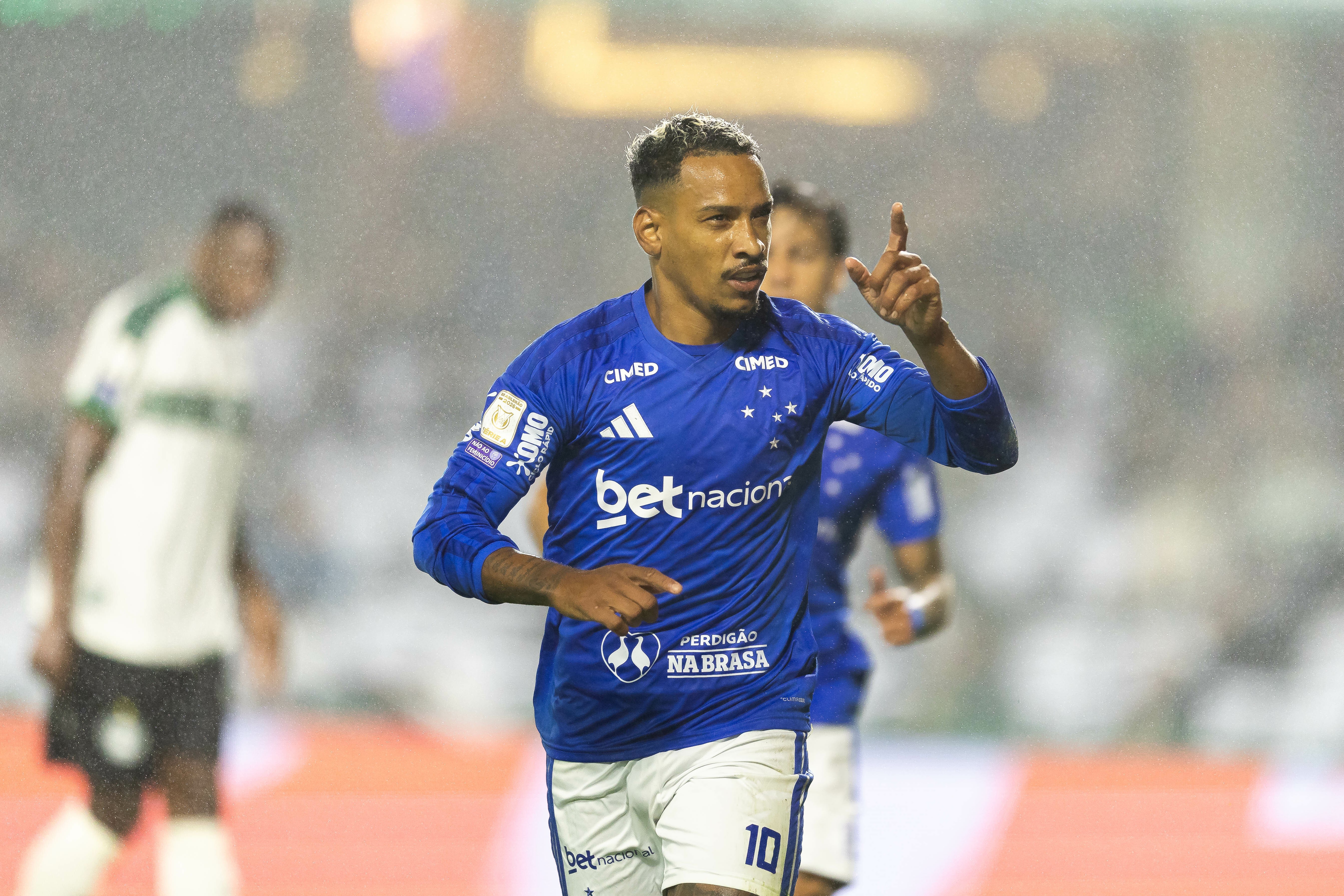 Matheus Pereira se redime e brilha na virada sobre o Flamengo, mas pressão por resultados segue alta