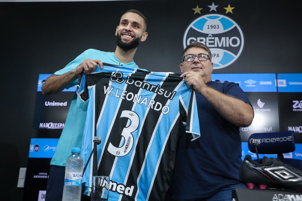 Wagner Leonardo recebeu a camisa 3 do vice Alexandre Rossato — Foto: Lucas Uebel/Grêmio FBPA
