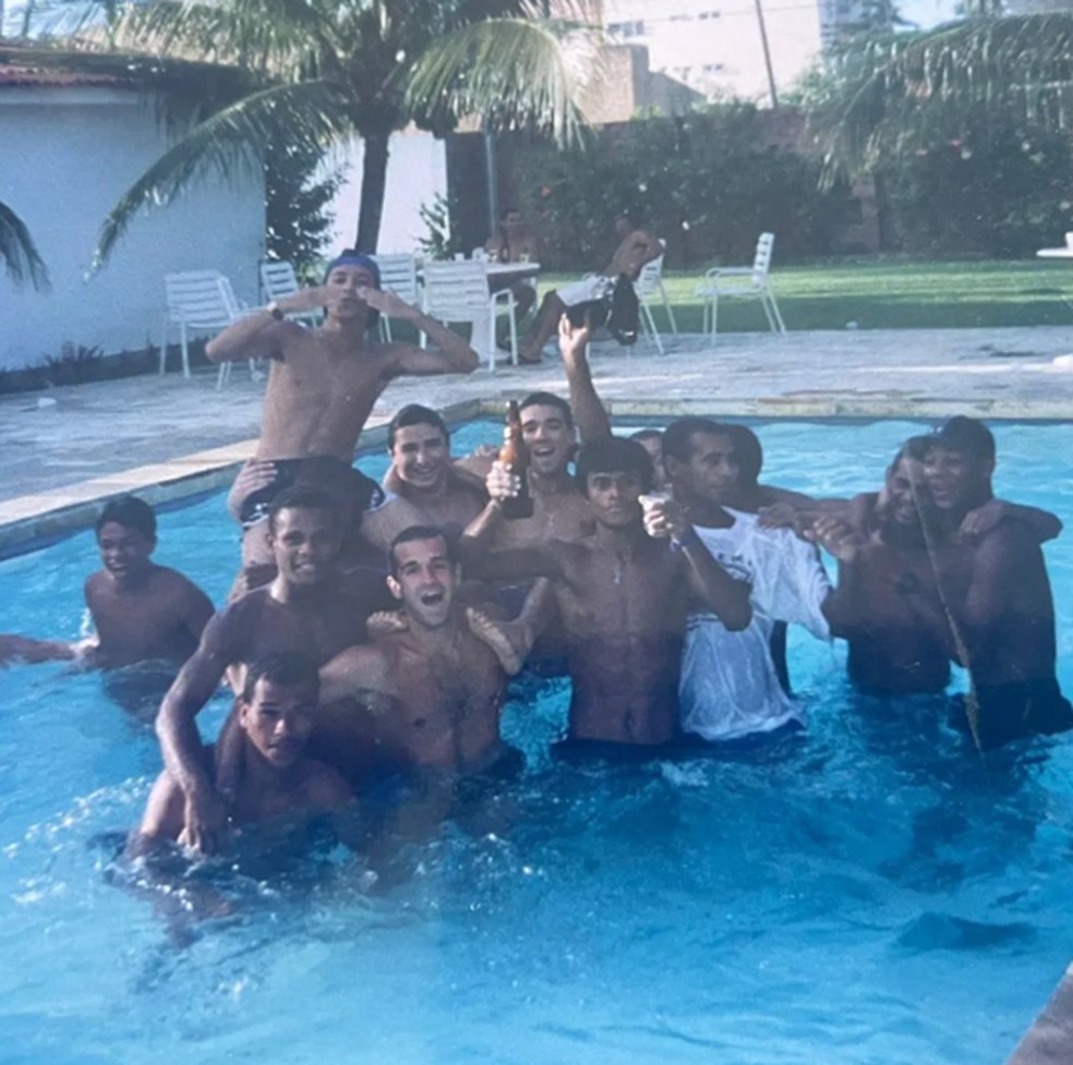 Gabiru posta foto de comemoração do CSA em 1997 com Deco e outros jogadores — Foto: Adriano Gabiru/Arquivo pessoal