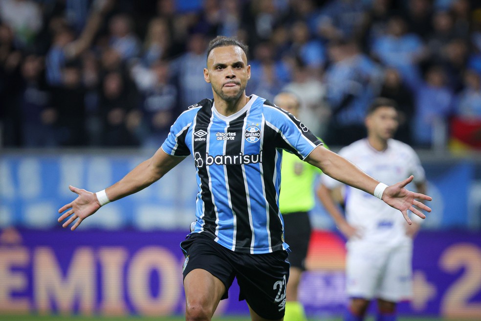 Braithwaite comemora gol do Grêmio — Foto: Maxi Franzoi/AGIF