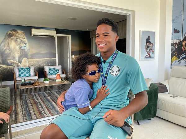 Fomos à casa de Endrick. E ele ainda nem dormiu depois do título: 