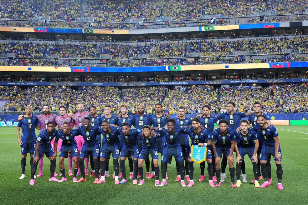 Seleção posa para foto coletiva antes de partida — Foto: Europa Press Sports/Europa Press via Getty Images