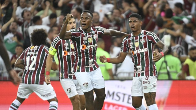 Jogadores do Fluminense comemoram gol de empate contra LDU, durante final no Maracanã