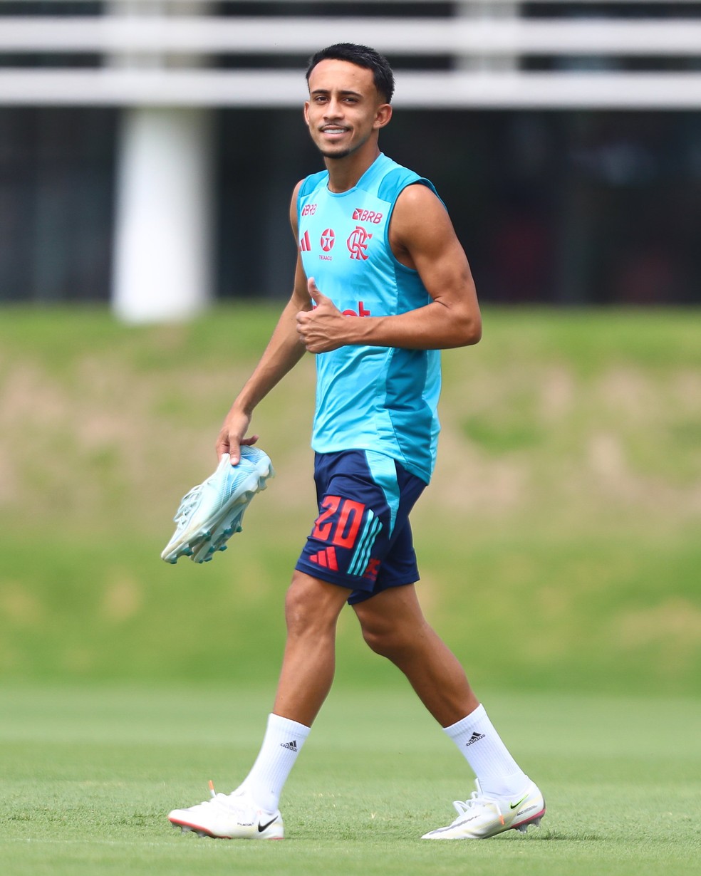 Matheus Gonçalves em treino do Flamengo — Foto: Gilvan de Souza/CRF