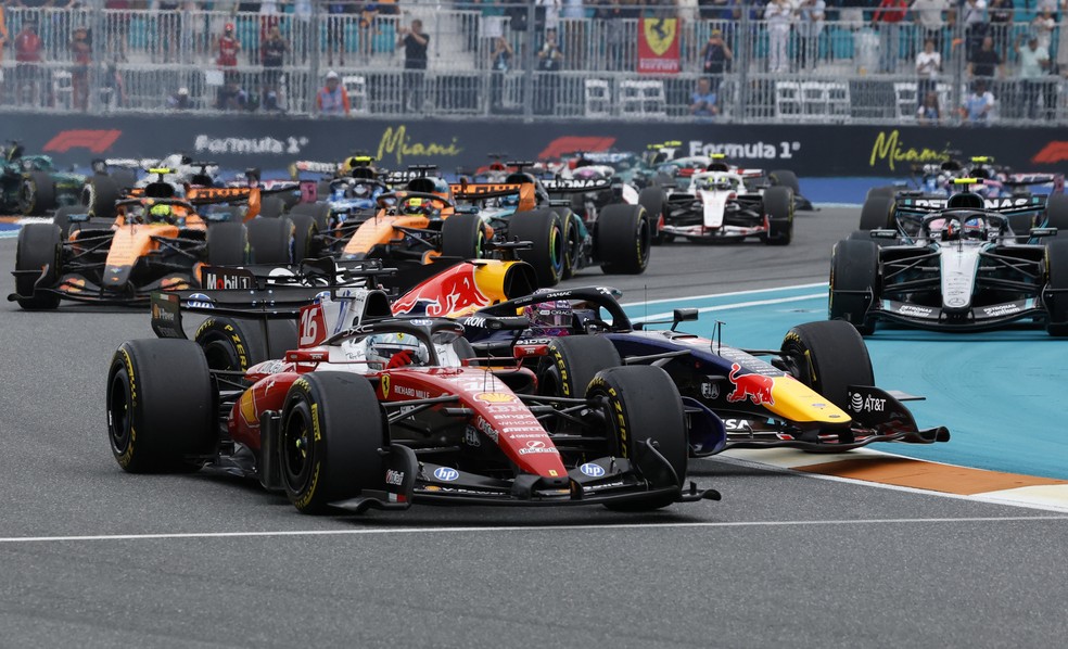 Charles Leclerc assume a ponta na largada do GP de Miami da Fórmula 1 em 2026 — Foto: REUTERS/Marco Bello
