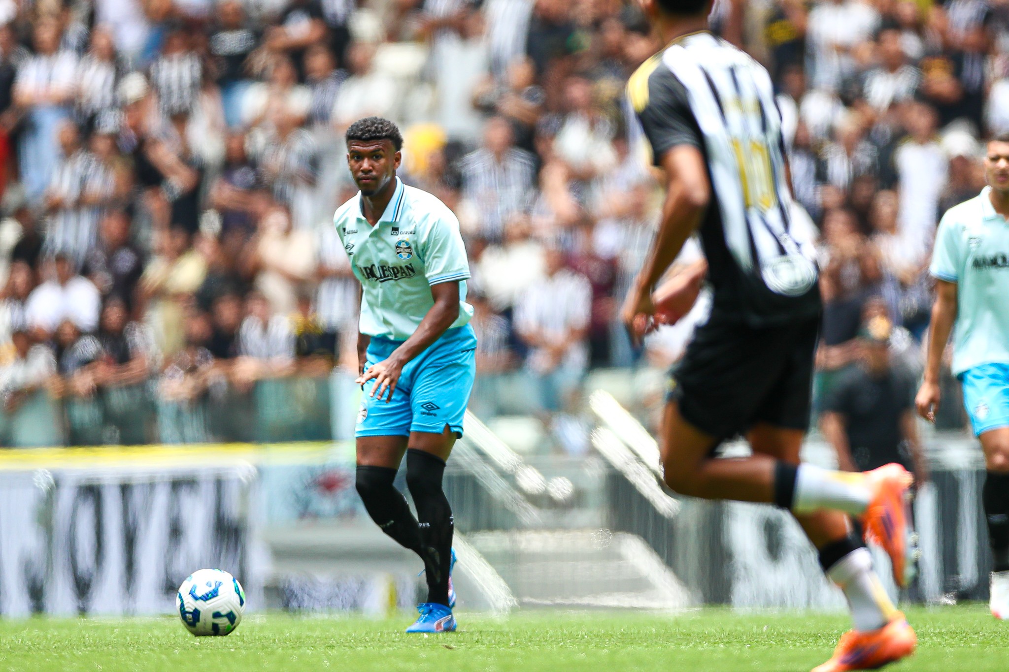Grêmio renova contratos de jovens promessas cobiçadas por clubes estrangeiros.