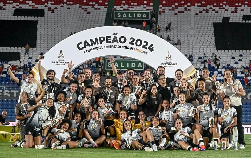 Jogadoras do Corinthians comemorando a conquista da Libertadores Feminina.