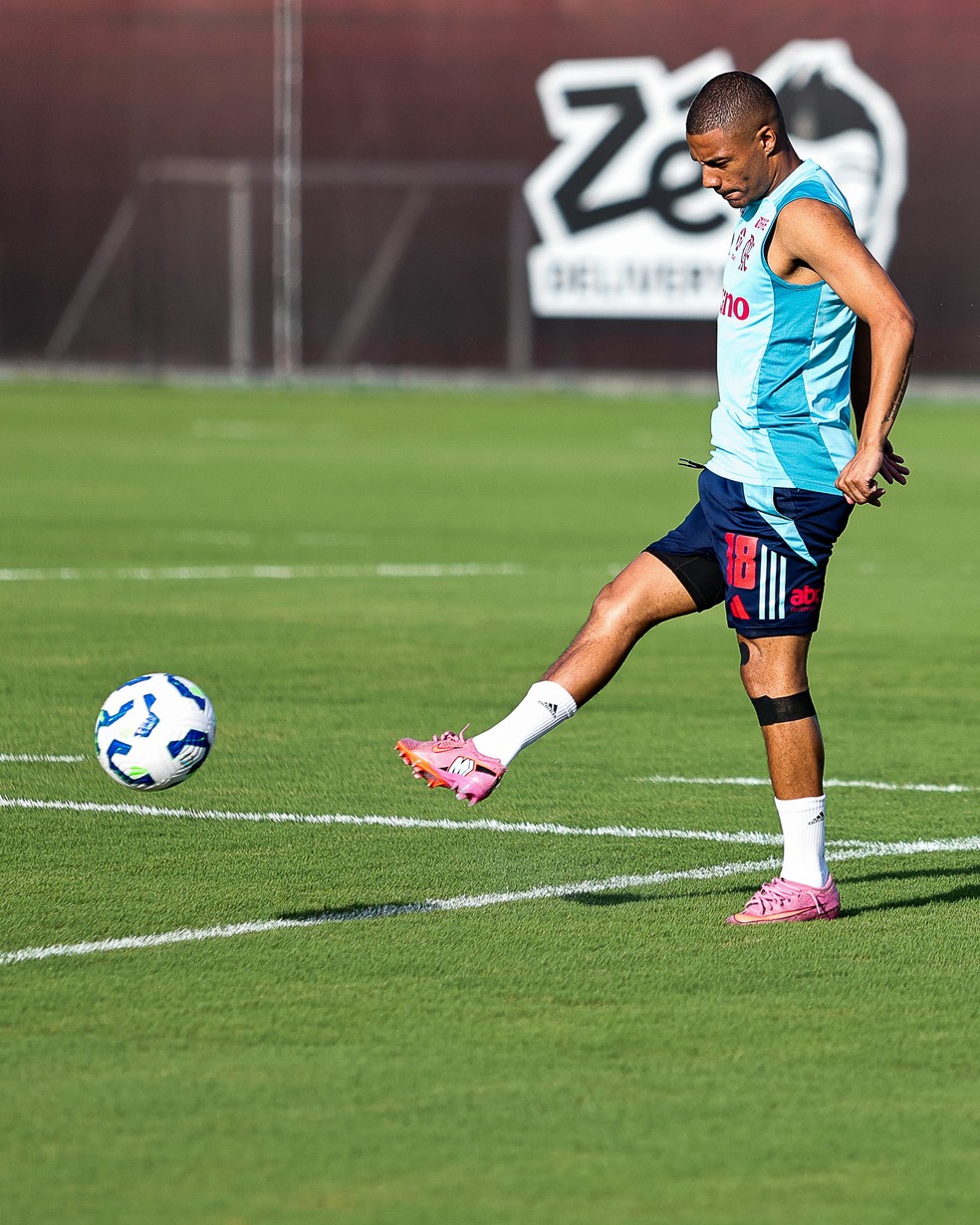 De la Cruz no treino do Flamengo na quinta-feira  Foto: Gilvan de Souza/Flamengo
