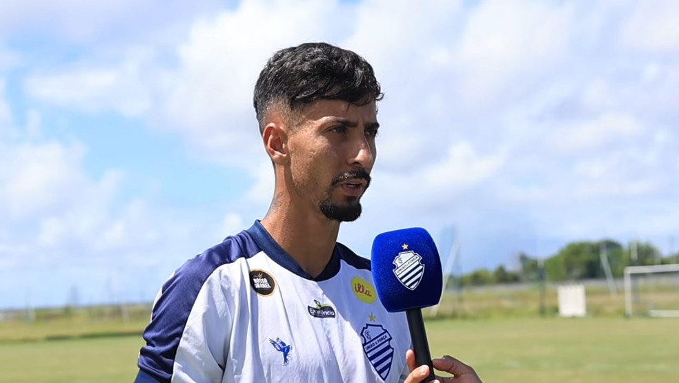 Caio Hila alertou para dificuldade de enfrentar o Juazeirense — Foto: Reprodução/CSA TV
