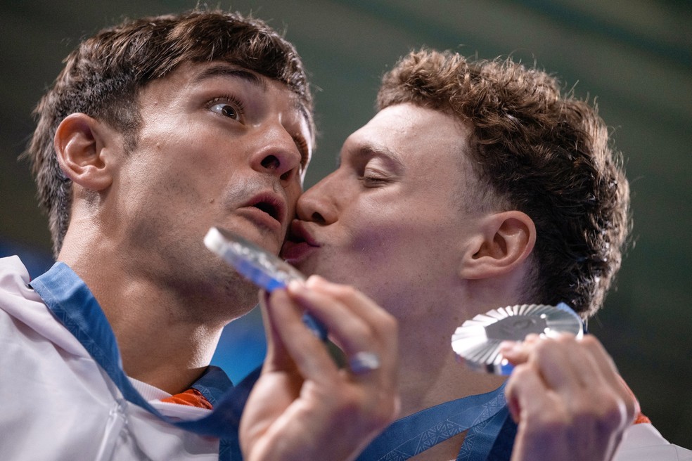 Britânicos Noah Williams e Thomas Daley comemoram medalha de prata no nado sincronizado — Foto: SEBASTIEN BOZON/AFP