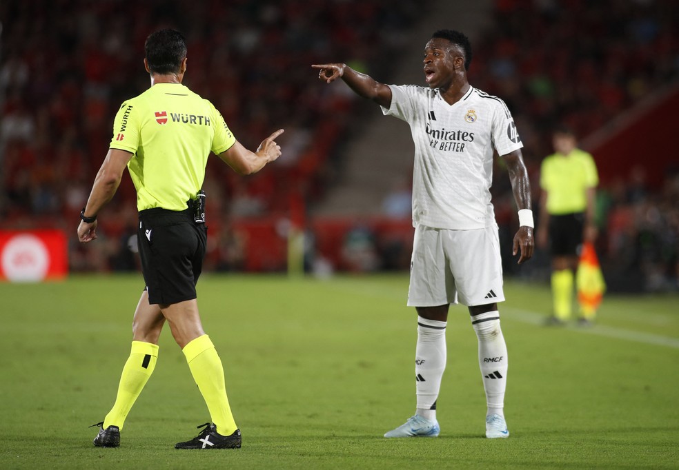 Vinícius Júnior conversa com o árbitro Cesar Soto Grado no empate do Real Madrid com o Mallorca — Foto: JAIME REINA / AFP