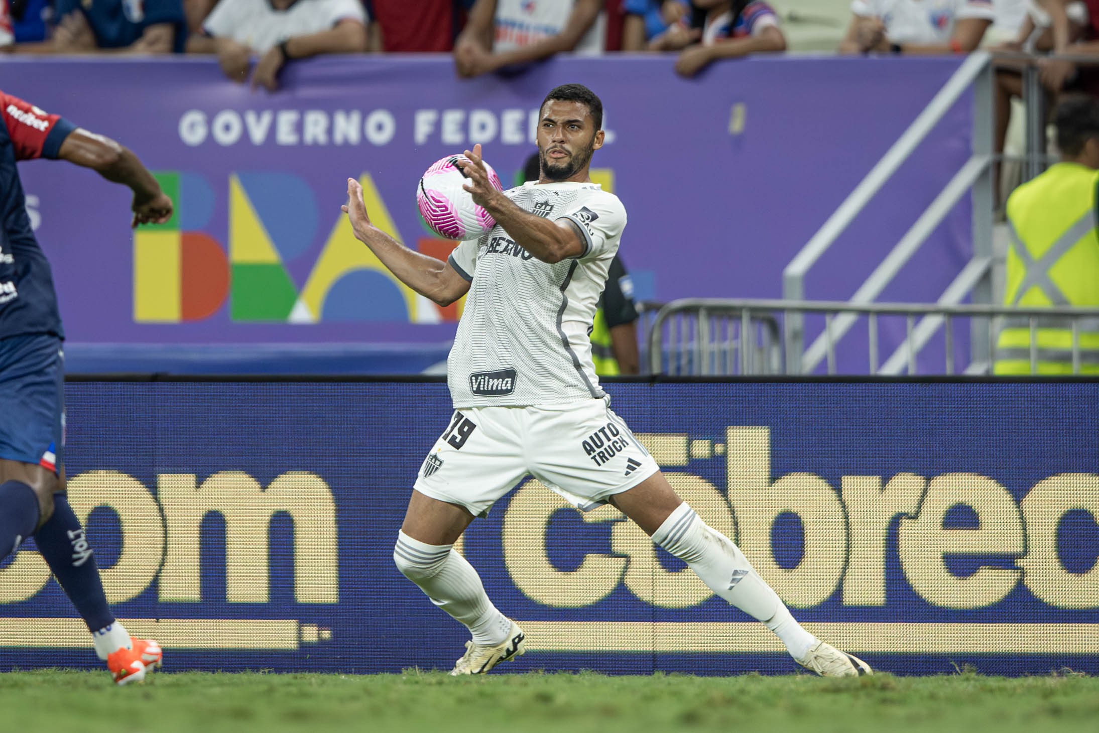 Atacante do Atlético-MG passa por cirurgia no joelho