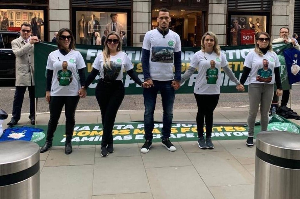 Neto participou de protesto em Londres junto com viúvas de atletas que morreram no acidente — Foto: Redes Sociais/Divulgação