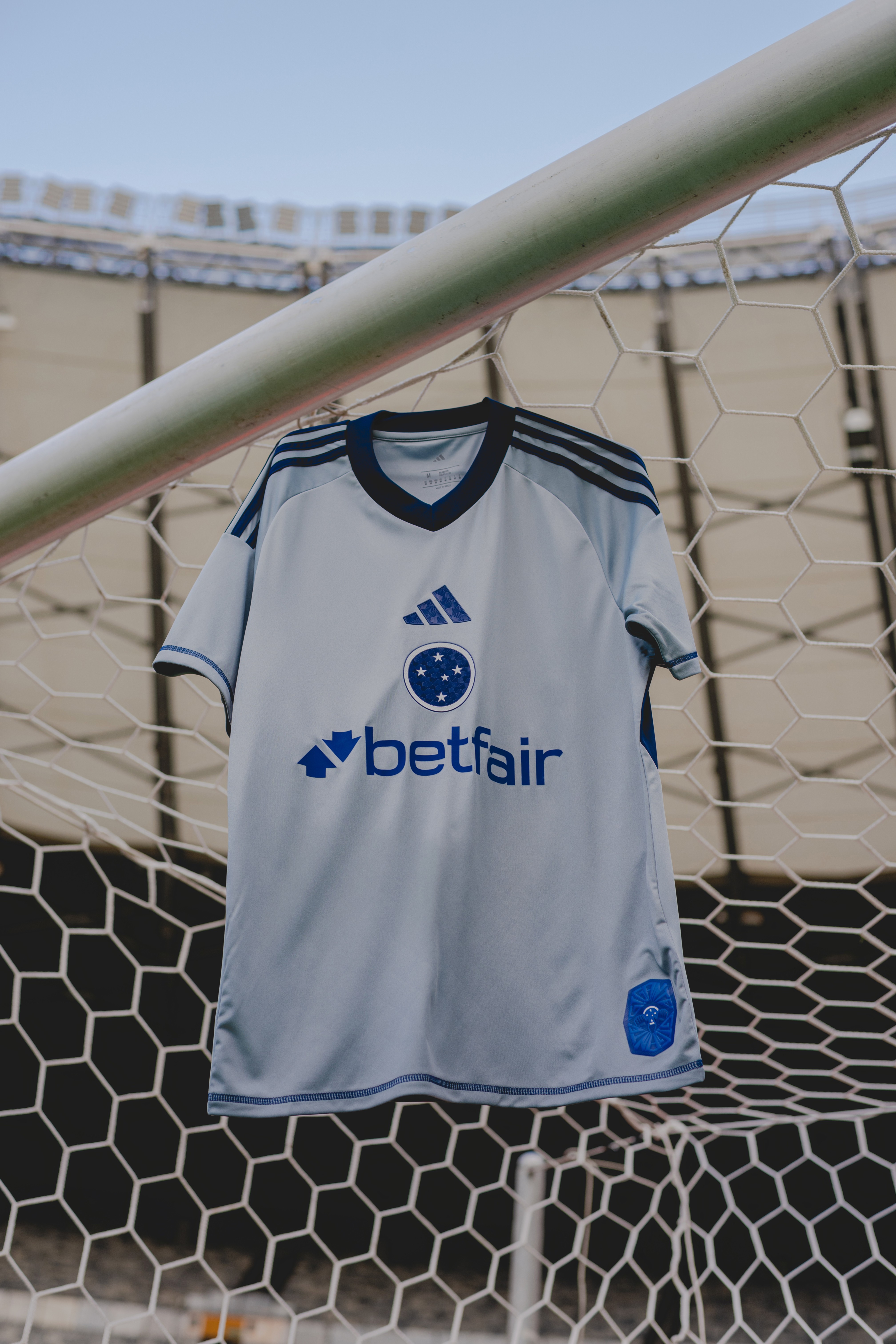 Cruzeiro lança nova camisa de goleiro: confira as imagens.