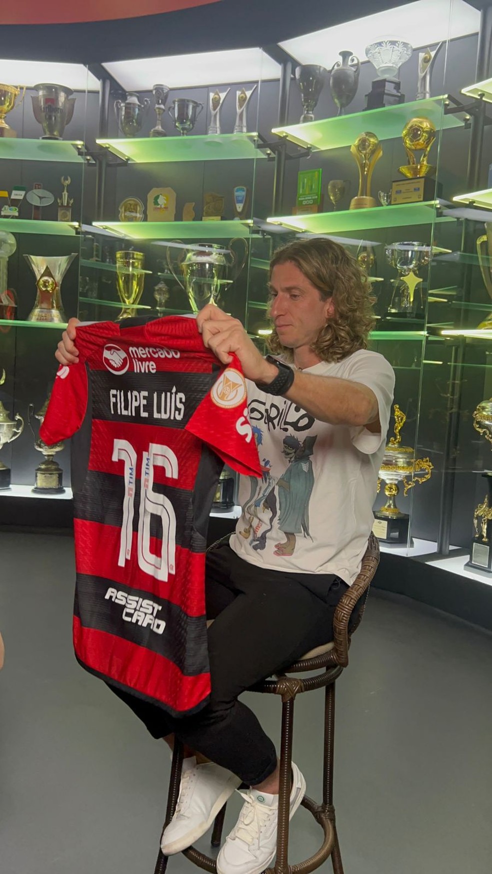 Filipe Luís exibe camisa doada para o Museu Flamengo — Foto: Letícia Marques / ge