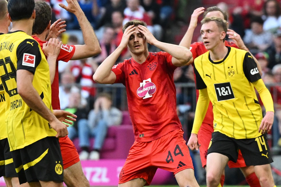 Bayern de Munique em campo contra o Borussia Dortmund pela Bundesliga