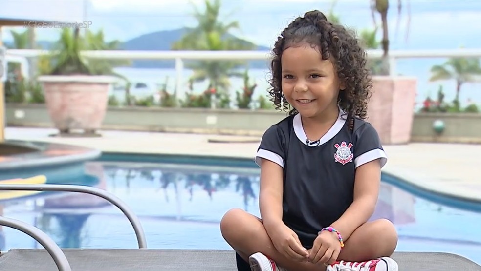 Elisa, torcedora mirim do Corinthians — Foto: Peterson Grecco/TV Vanguarda