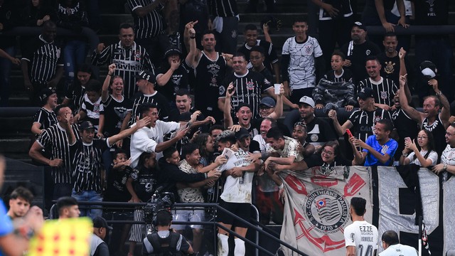 Yuri Alberto comemora gol com a torcida em Corinthians x Nacional-PAR