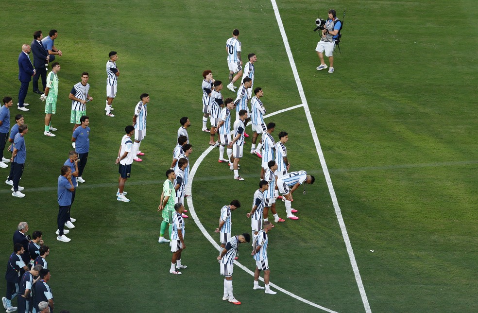 Jogadores da Argentina dão as costas para premiação da Espanha — Foto: Reuters