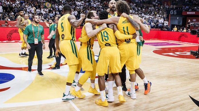 A camisa pesa! Brasil derruba Grécia e Antetokounmpo e avança à segunda  fase da Copa do Mundo, basquete
